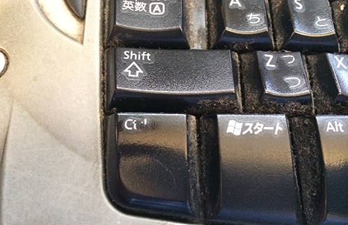 キーボードの文字が使いすぎで剥がれている