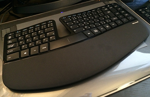新しい流線型のワイヤレスキーボード